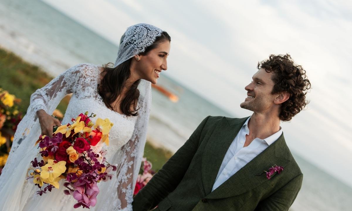 Fernanda Gonzaga e Michael Thomas celebram casamento à beira-mar