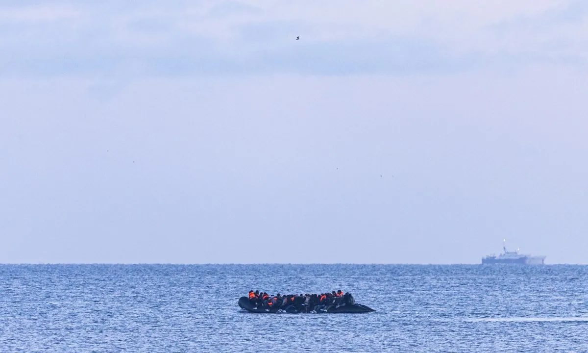 Reino Unido e França resgatam mais de 150 migrantes após barco pegar fogo durante travessia do Canal da Mancha