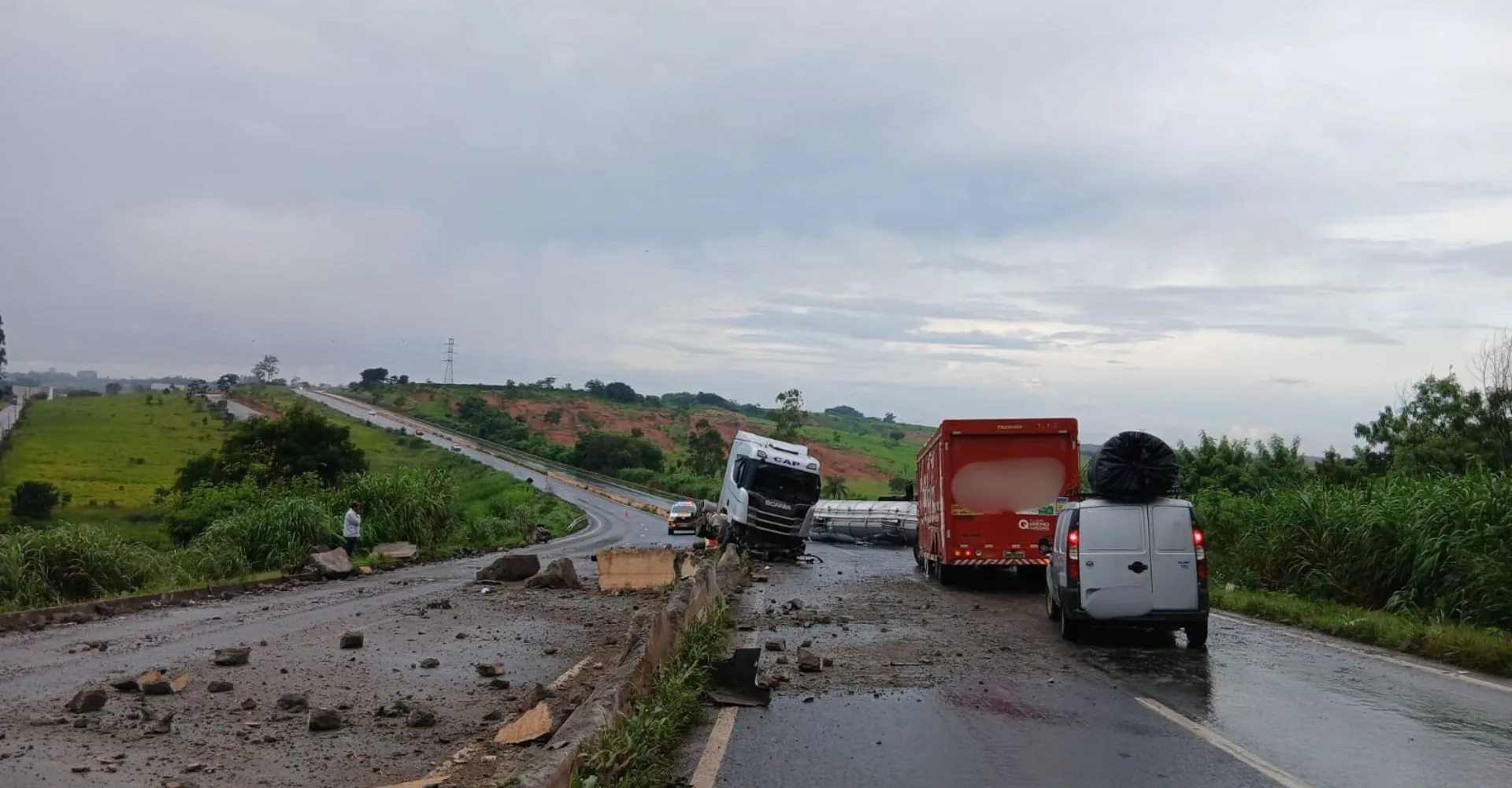 Carreta-tanque tomba e fica 'partida ao meio' na BR-352 em Patos | G1