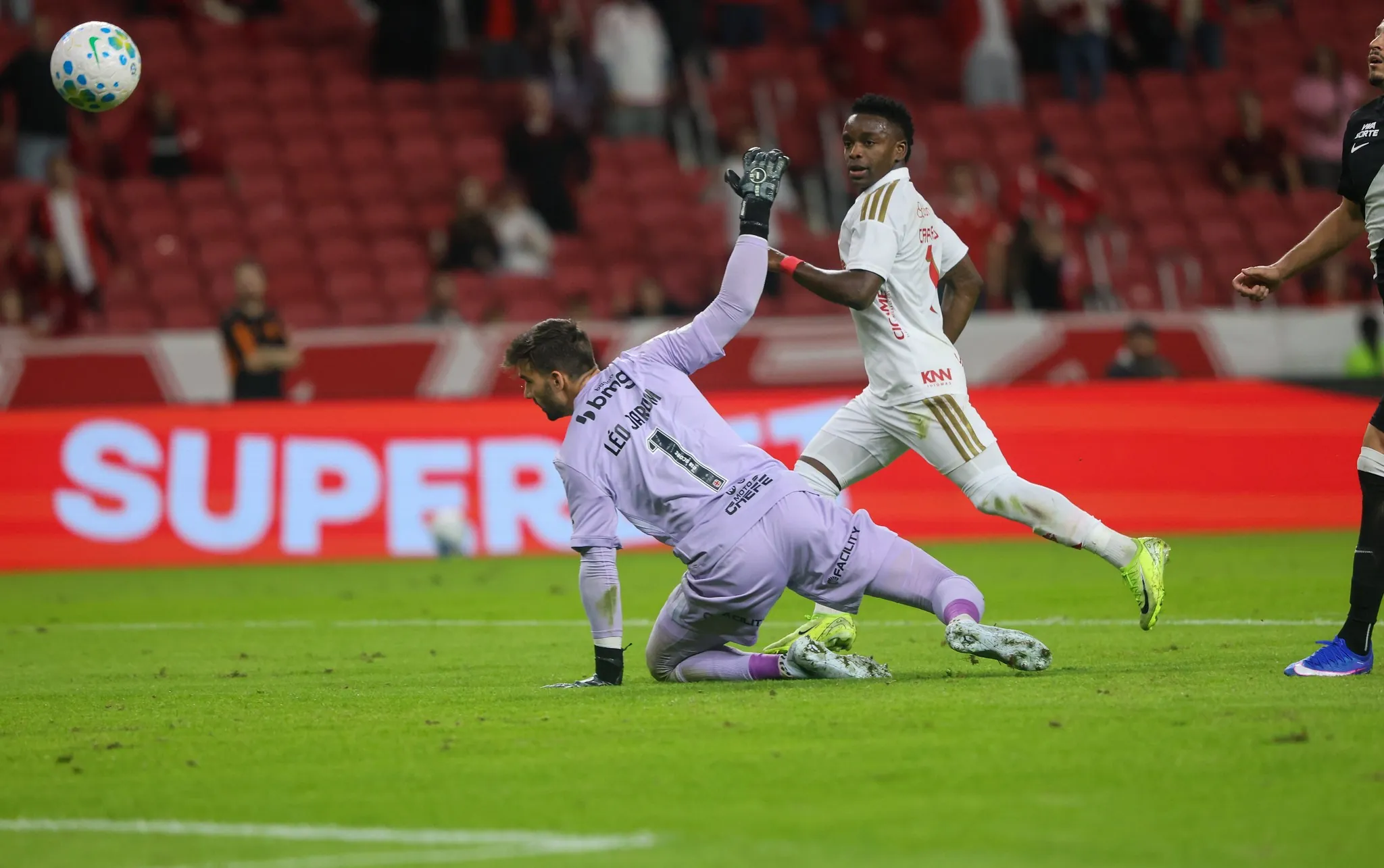 'O adversário entrou para a guerra, nós, para desfilar', desabafa Renato Gaúcho após goleada do Internacional sobre o Vasco