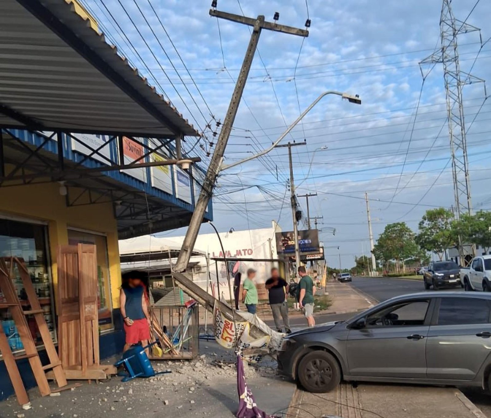 Servidor público bate carro em poste de iluminação em Boa Vista | G1
