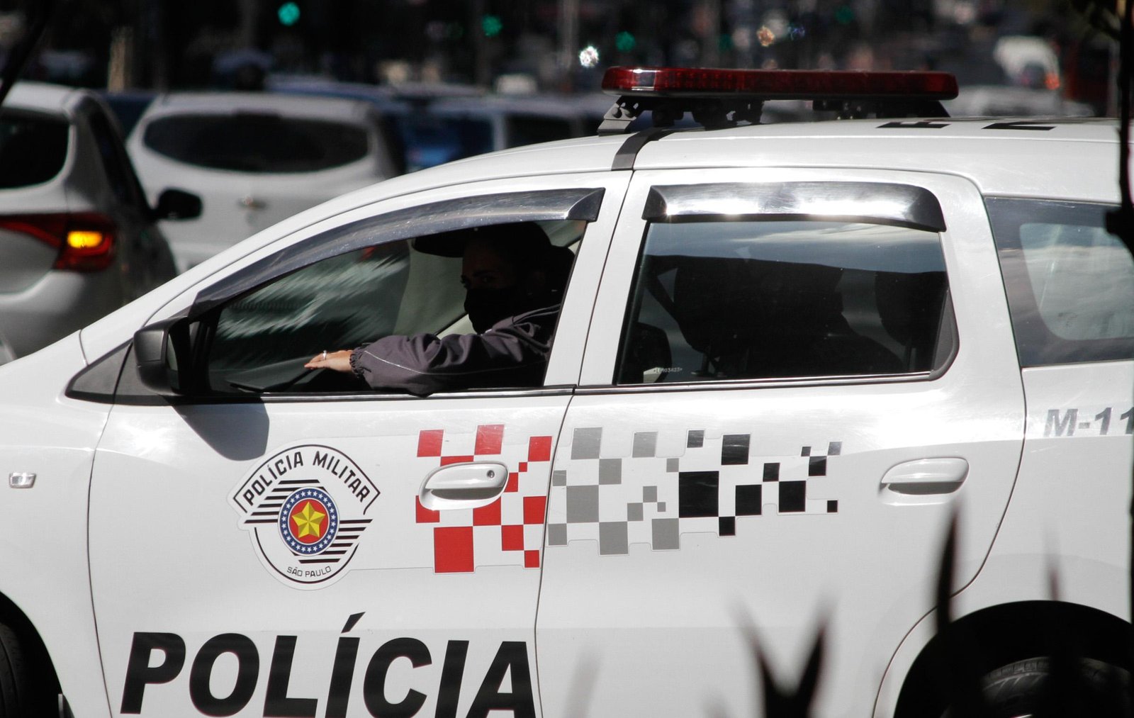 Ex-prefeito é esfaqueado por travestis em briga por valor de programa