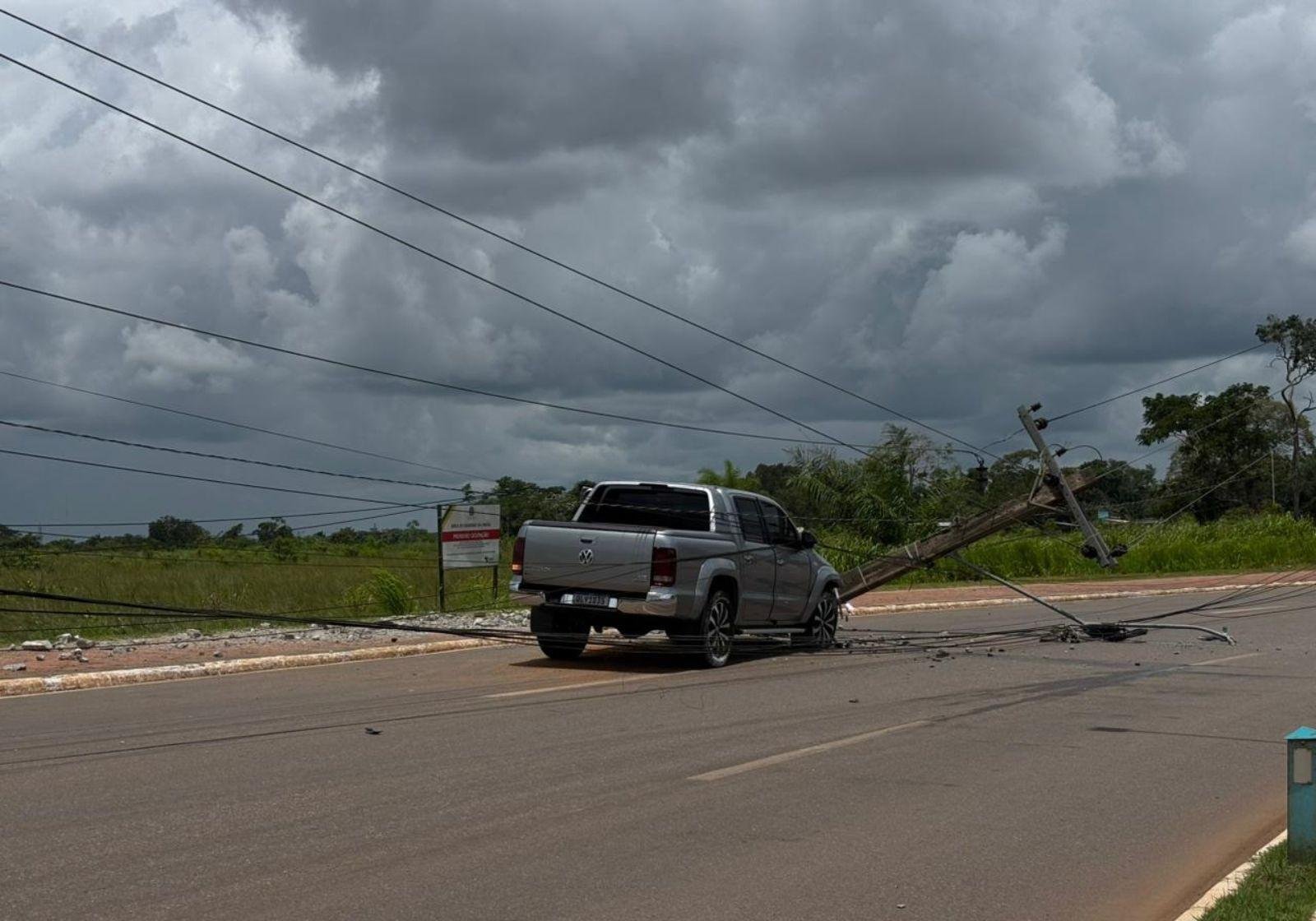 Homem sem CNH atropela motociclista e bate em poste durante test drive | G1