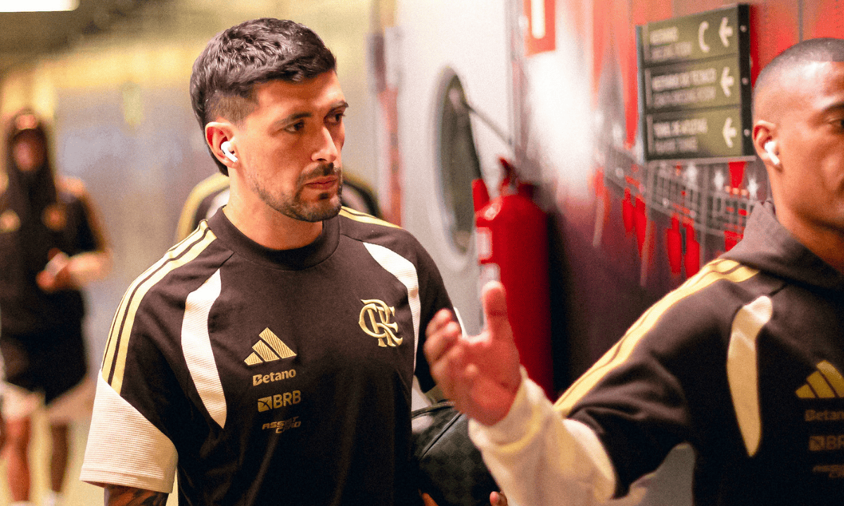 Com Paquetá no banco, Flamengo divulga escalação para duelo da Recopa