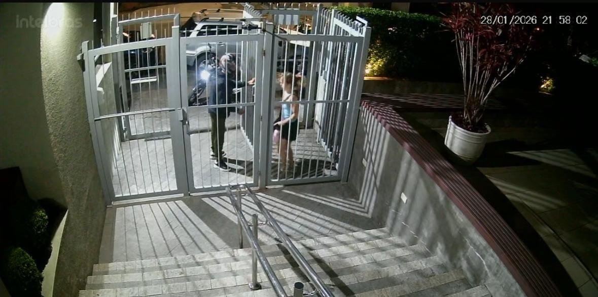 Jovem joga celular para dentro de prédio para fugir de assaltantes em SP