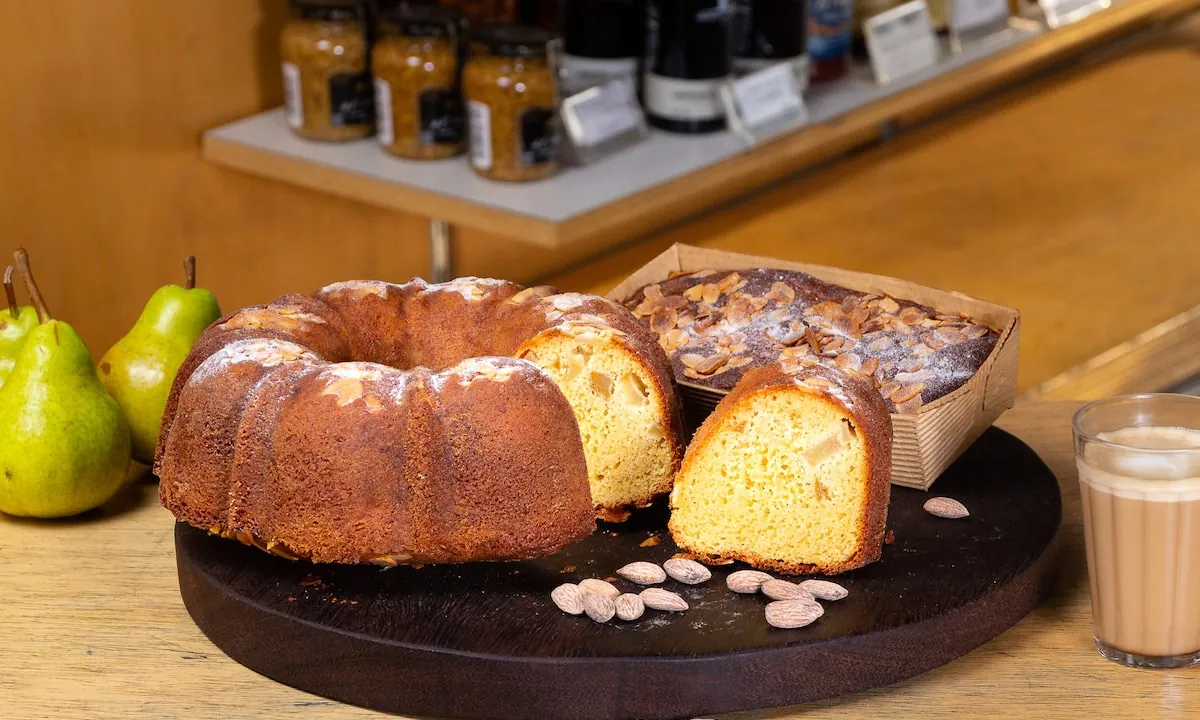 Bolo de pera com mel para o café da tarde