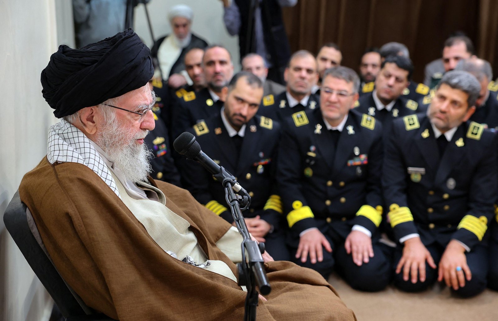 Quem manda mais? Entenda como é a estrutura política do Irã, alvo de ataque dos EUA e de Israel