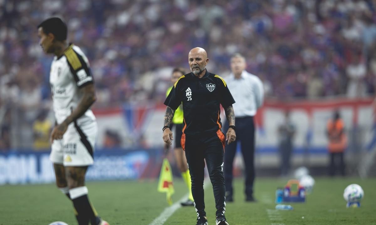 Voo do Atlético-MG sofre alteração e muda rota por conta do clima