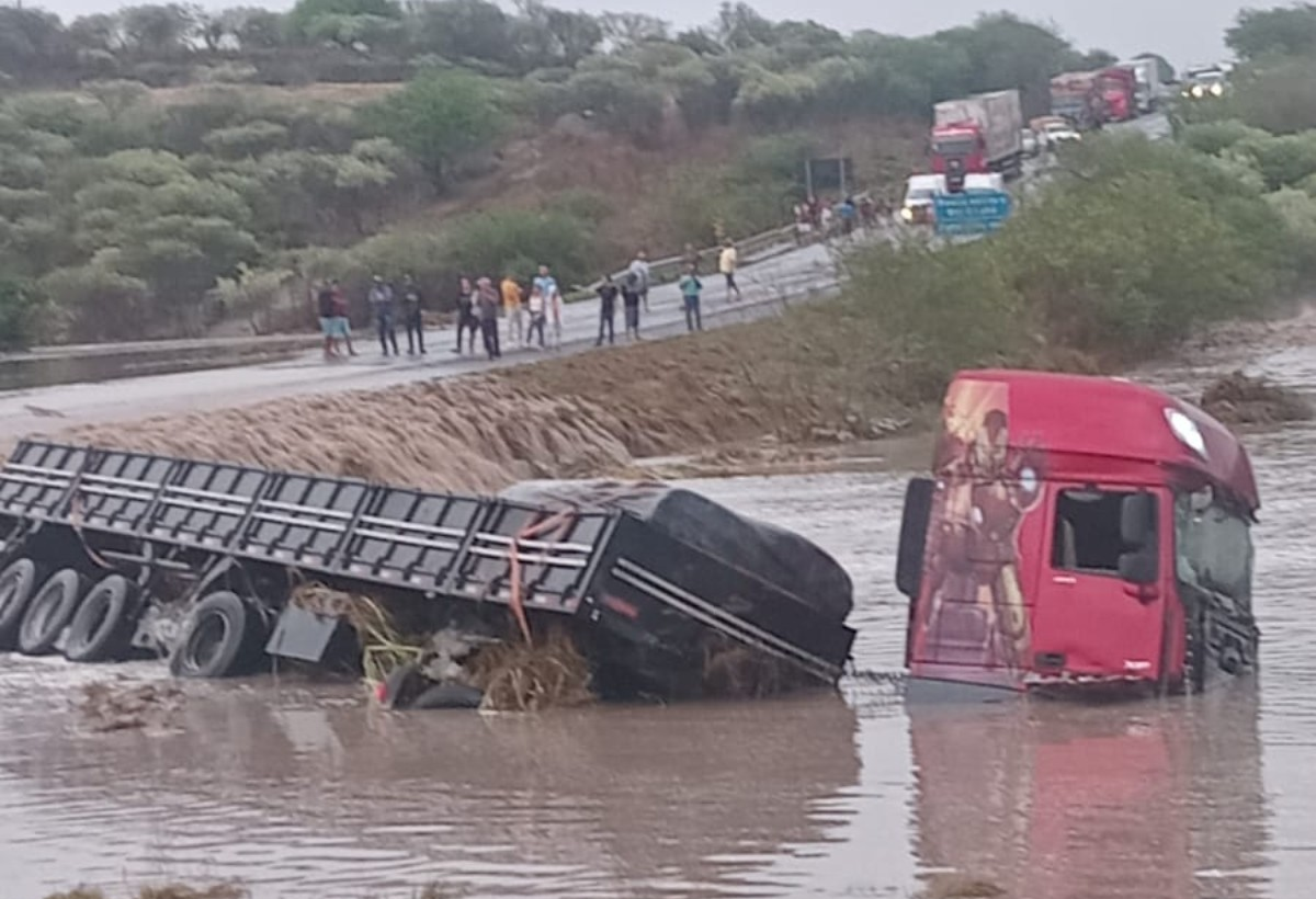 Carreta é arrastada por correnteza na BR-423 após fortes chuvas | G1