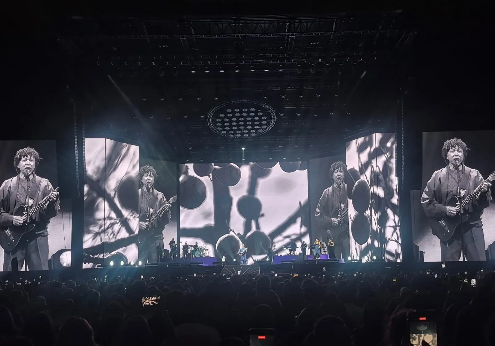 Djavan presenteia público com oceano de poesias em turnê comemorativa