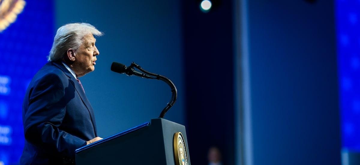 Opinião | Como uma democracia sólida como a dos EUA abriu brechas para uma gestão tão tresloucada?