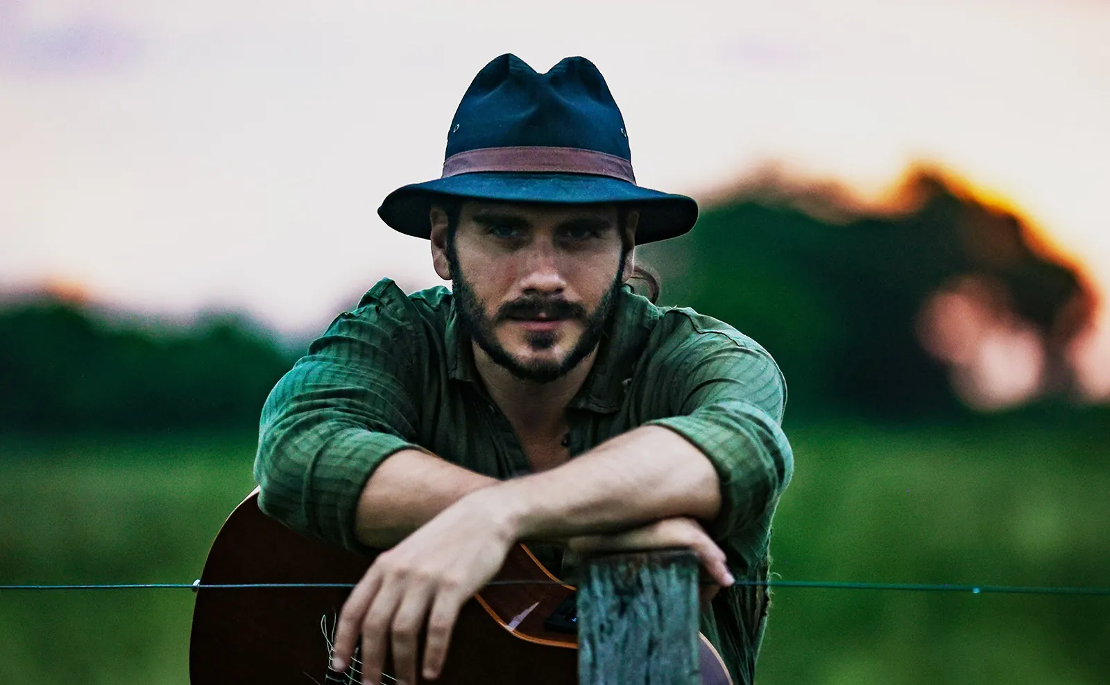 Gabriel Sater canta sucesso caipira de 1931, em feat com Jackson Antunes, no álbum autoral '25 anos de música'