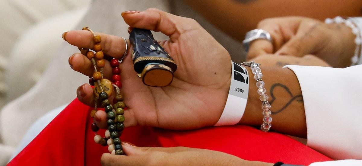 Ministra segura terço e imagem de santa no STF durante julgamento de mandantes da morte da irmã