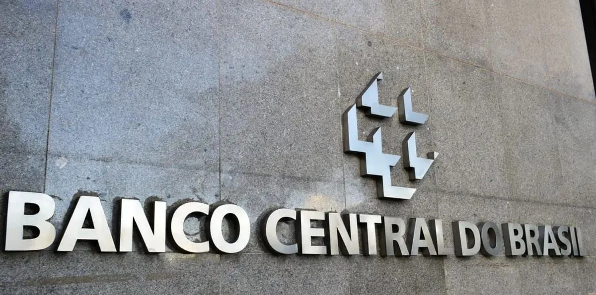 Por que o petróleo a US$ 100 pode travar a queda da Selic em 2026?