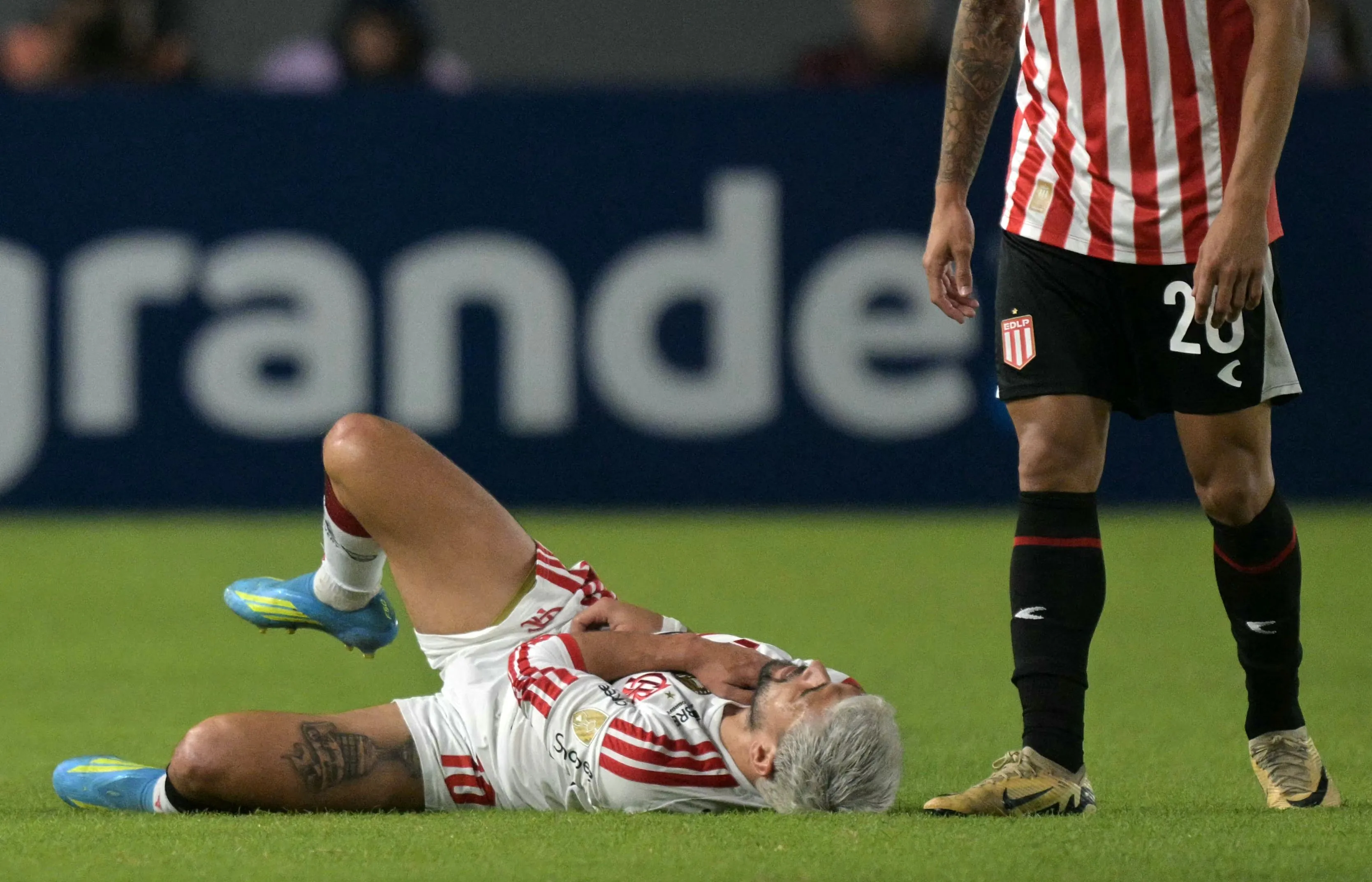 Arrascaeta tem fratura na clavícula confirmada após queda em jogo contra Estudiantes e vira desfalque no Flamengo