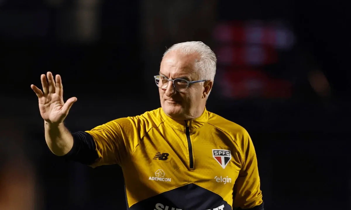 Dorival Júnior demonstra incômodo com irregularidade do São Paulo