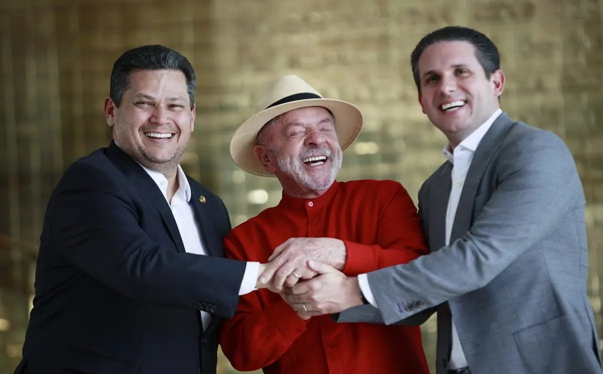 Interesses eleitorais impulsionam alinhamento de Lula, Alcolumbre e Motta