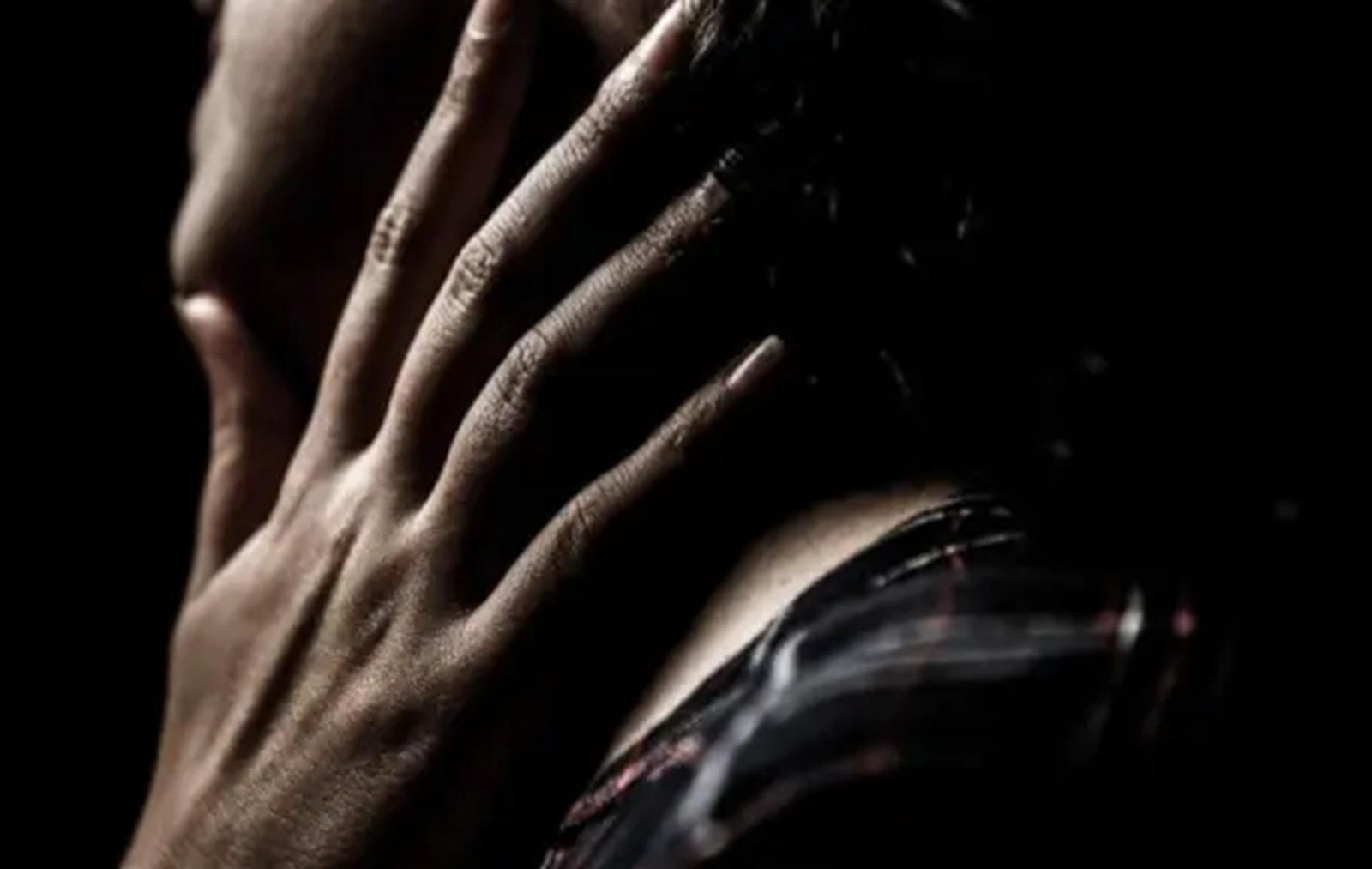 Homem ataca mulher com facão e é preso por lesão e dívida de R$ 14 mil