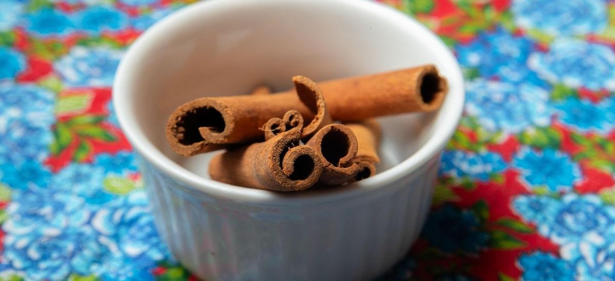 O jeito certo de fazer chá de canela para aproveitar benefícios