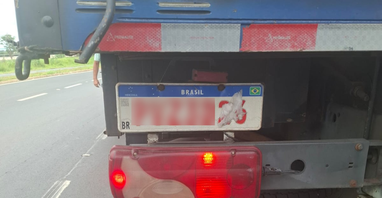 Para driblar multas, caminhoneiro cobre placa com papel higiênico | G1