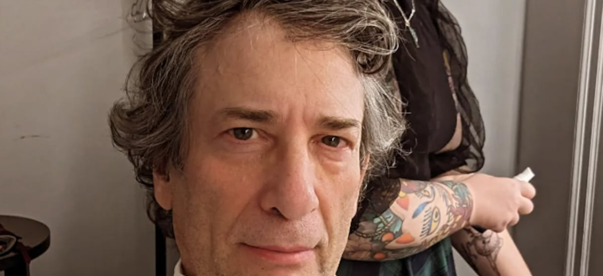 Neil Gaiman volta às redes sociais e nega acusações de abuso sexual: ‘Não são verdadeiras’
