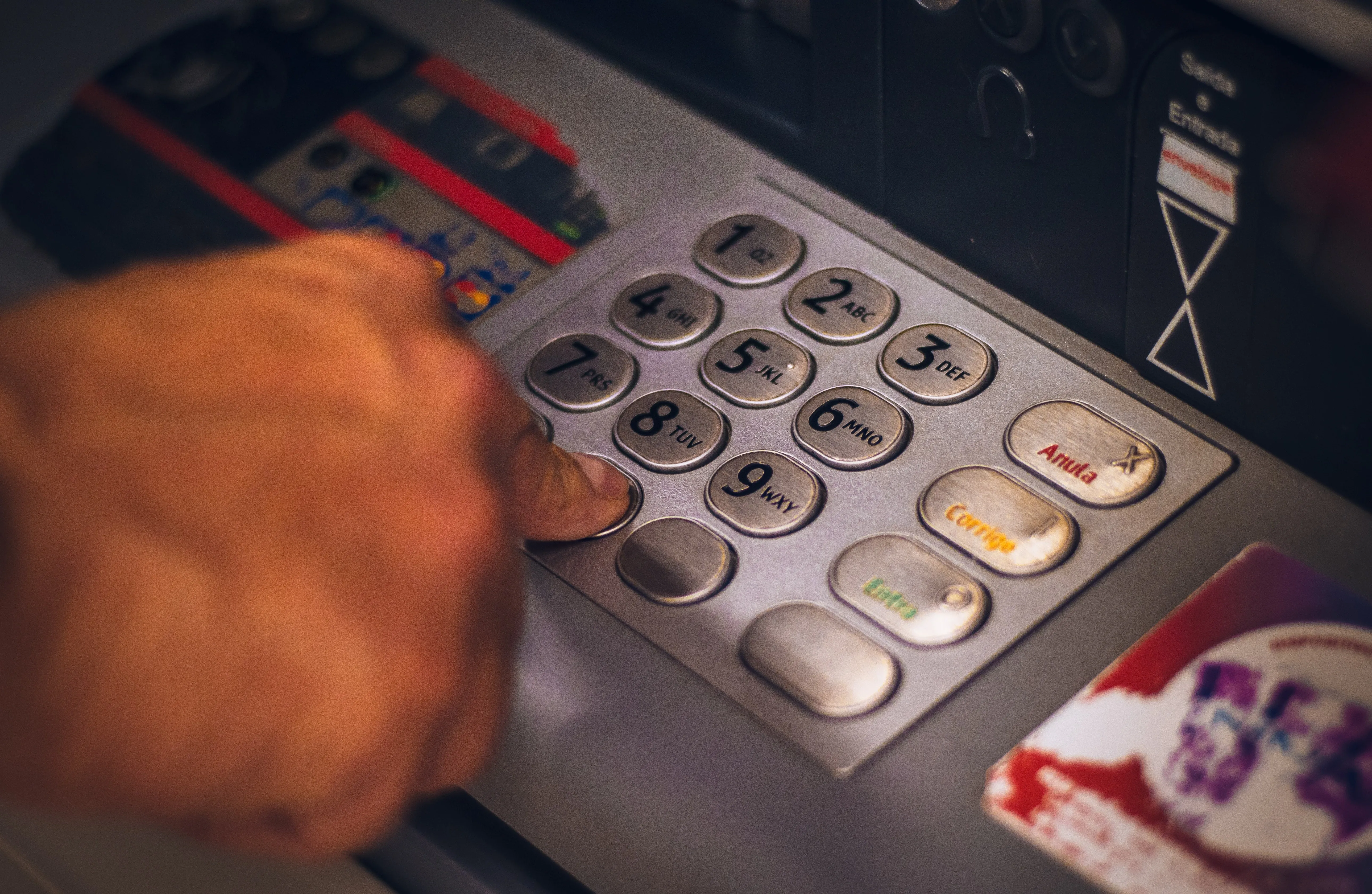 Mulher é presa em agência bancária por manter vítima em cárcere