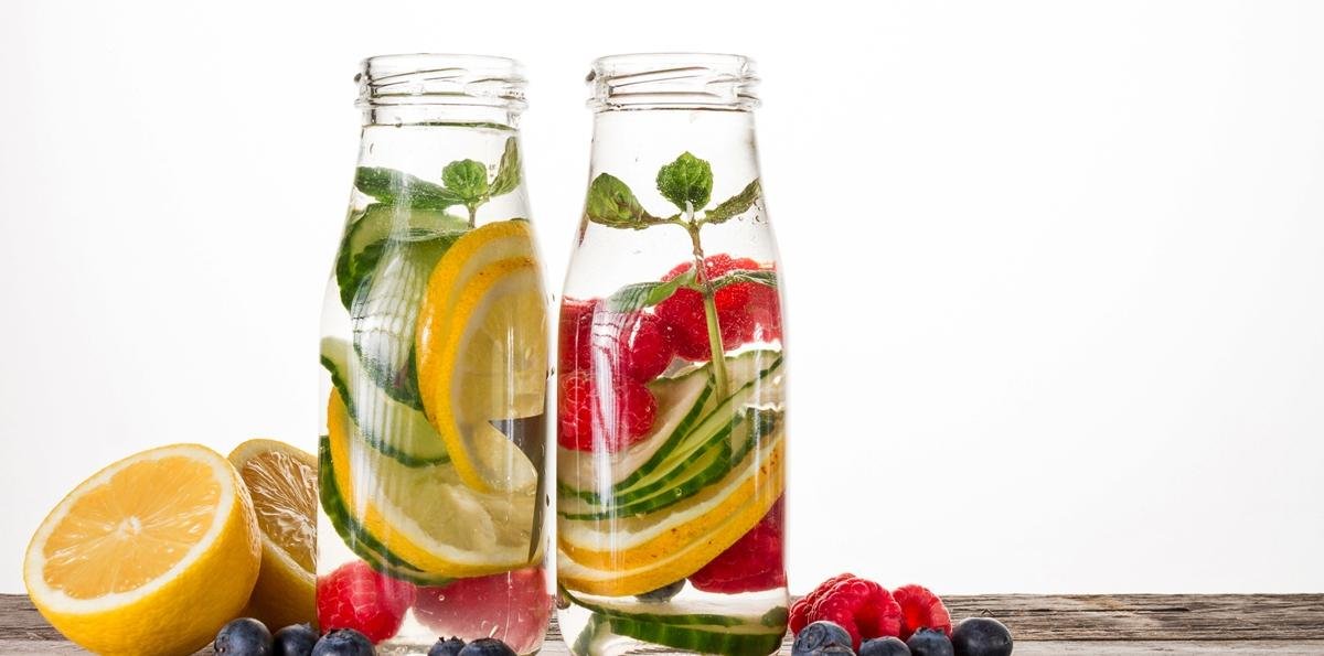 4 maneiras simples de preparar água saborizada e se hidratar melhor