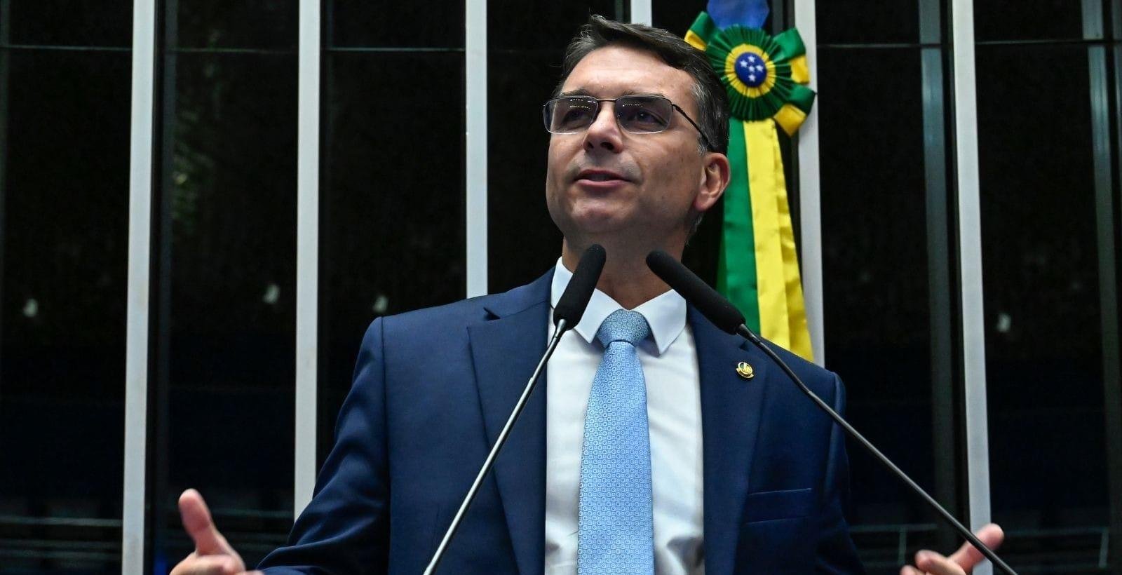 Flávio Bolsonaro se reúne com Centrão para buscar apoio à candidatura