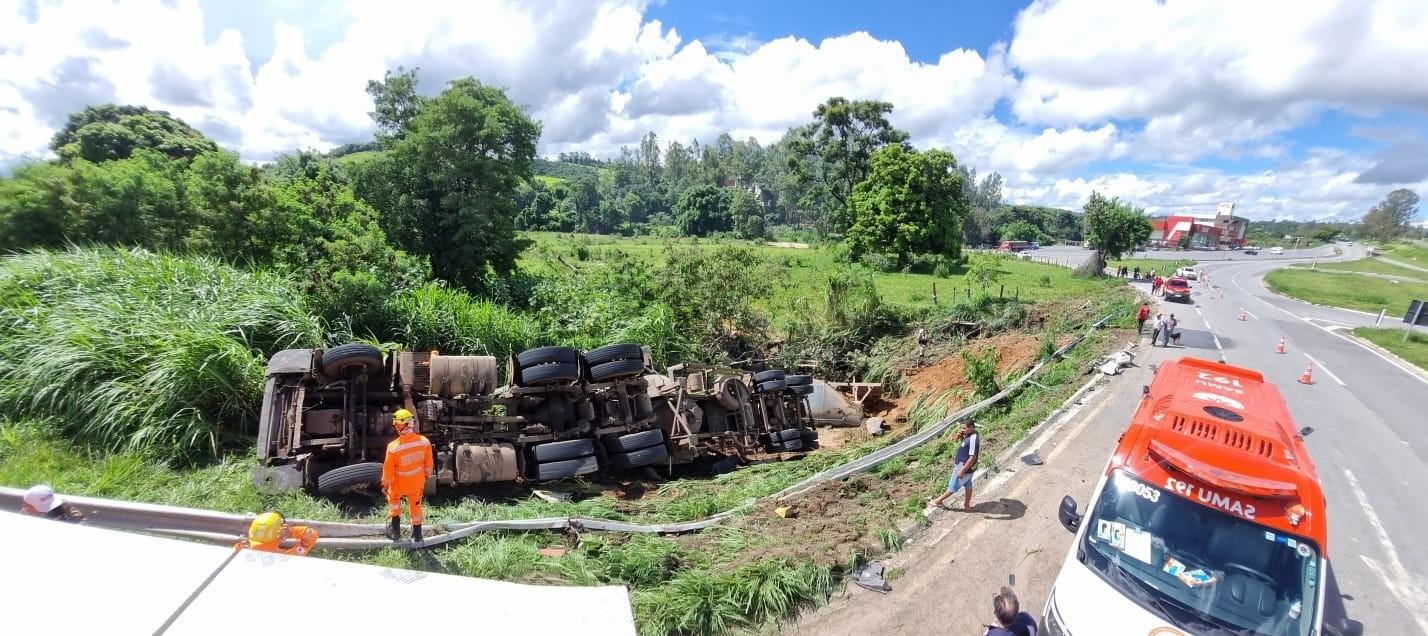 Carreta com cimento cai em manancial de água e motorista morre | G1