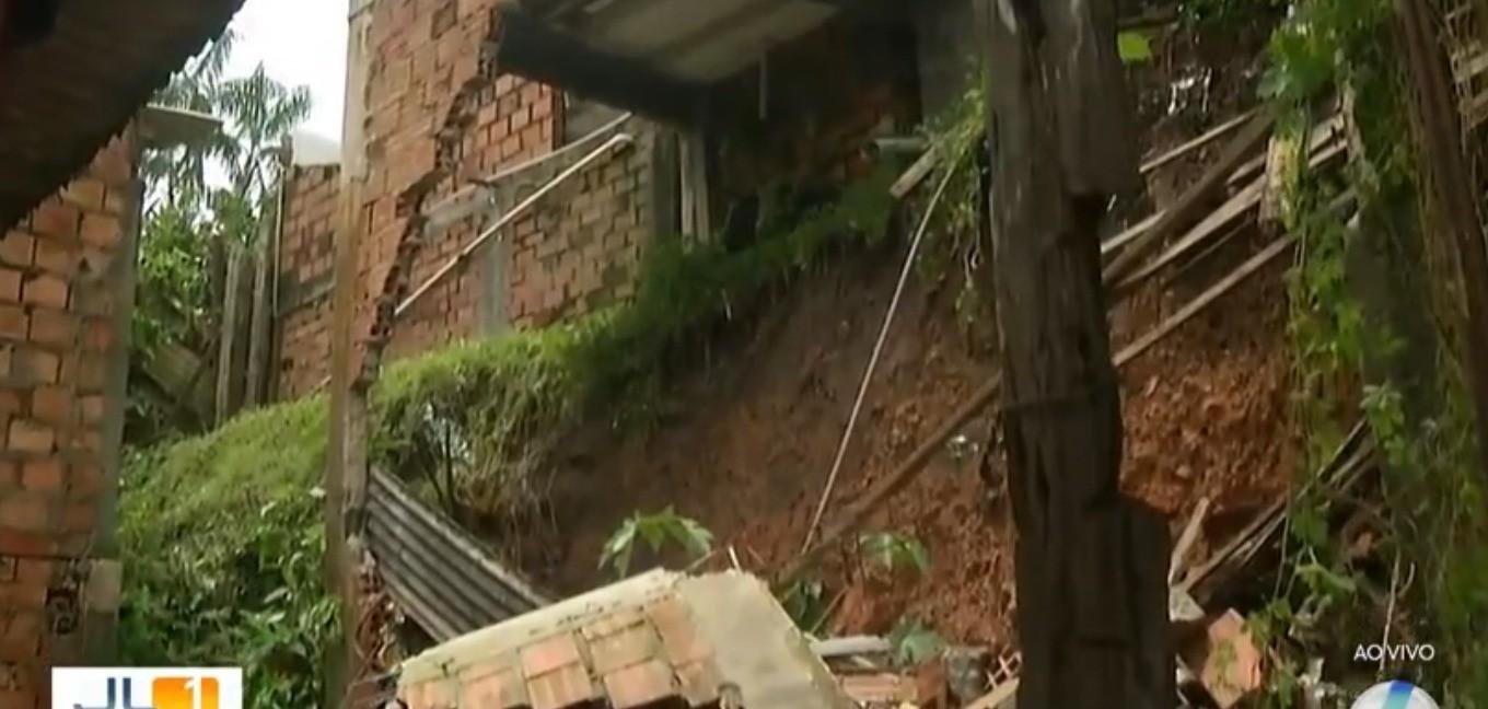 Deslizamento de terra afeta 40 famílias após fortes chuvas em Belém | G1