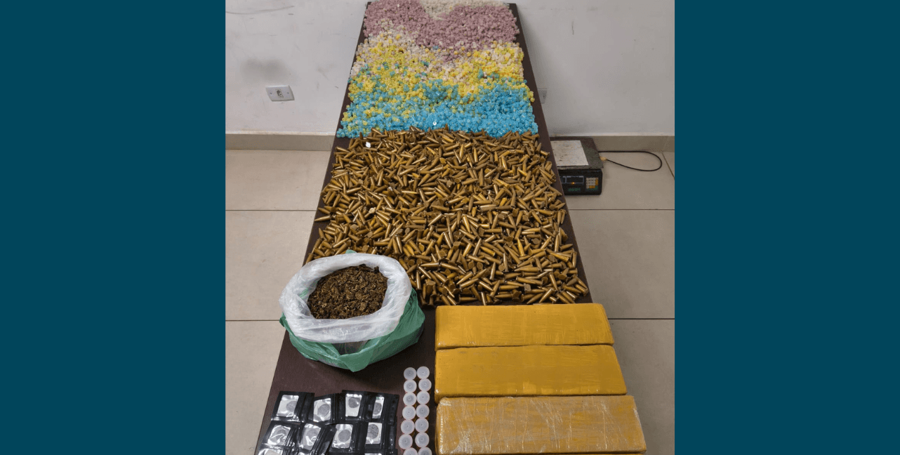 Mulher é presa por armazenar 11kg de drogas e deixar sob cuidado dos filhos