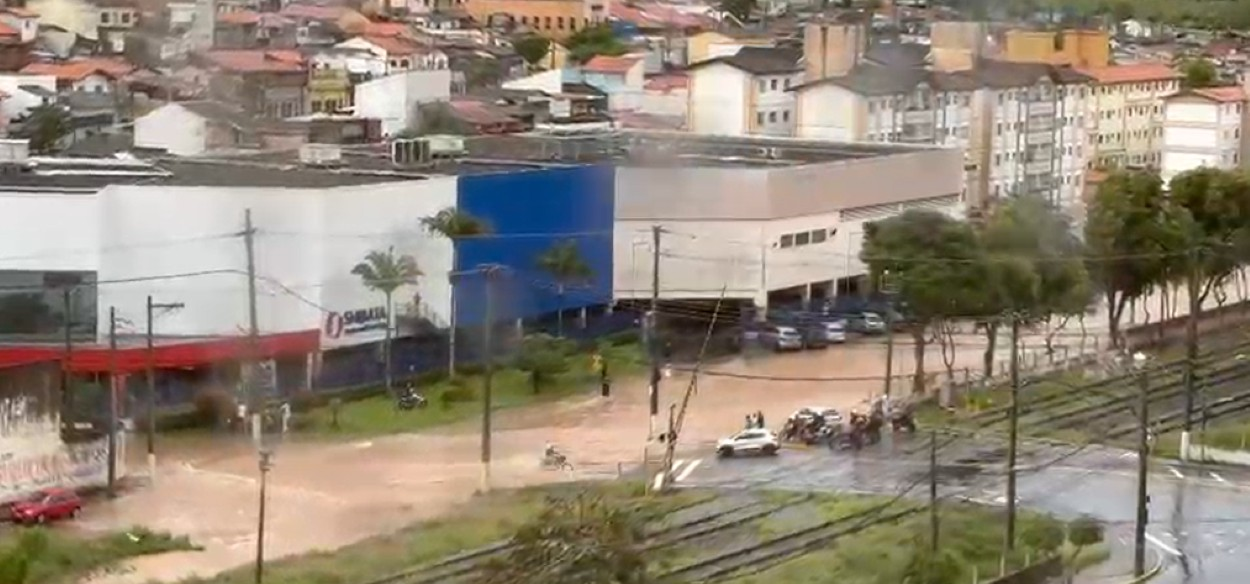 Avenida de Mogi das Cruzes alaga após temporal | G1