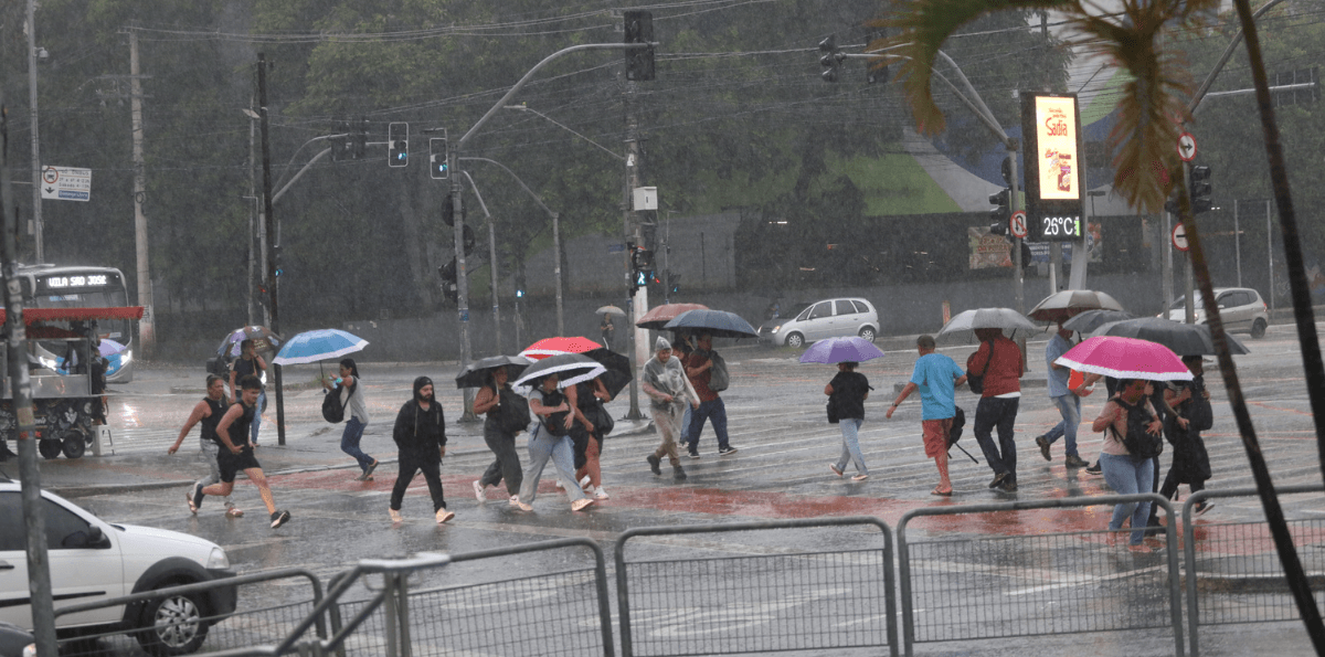Semana começa com risco de chuva extrema em várias partes do Brasil