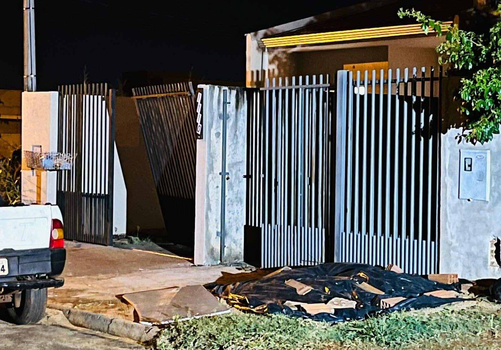 Homem morre após tentar atacar companheira com enxada e ser esfaqueado pelo enteado em Foz do Iguaçu | G1