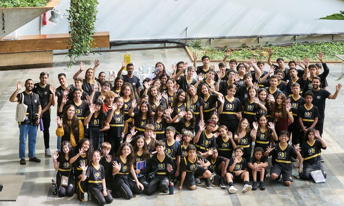 Estudantes vivenciam a arte de Sergio Camargo em exposição no DF