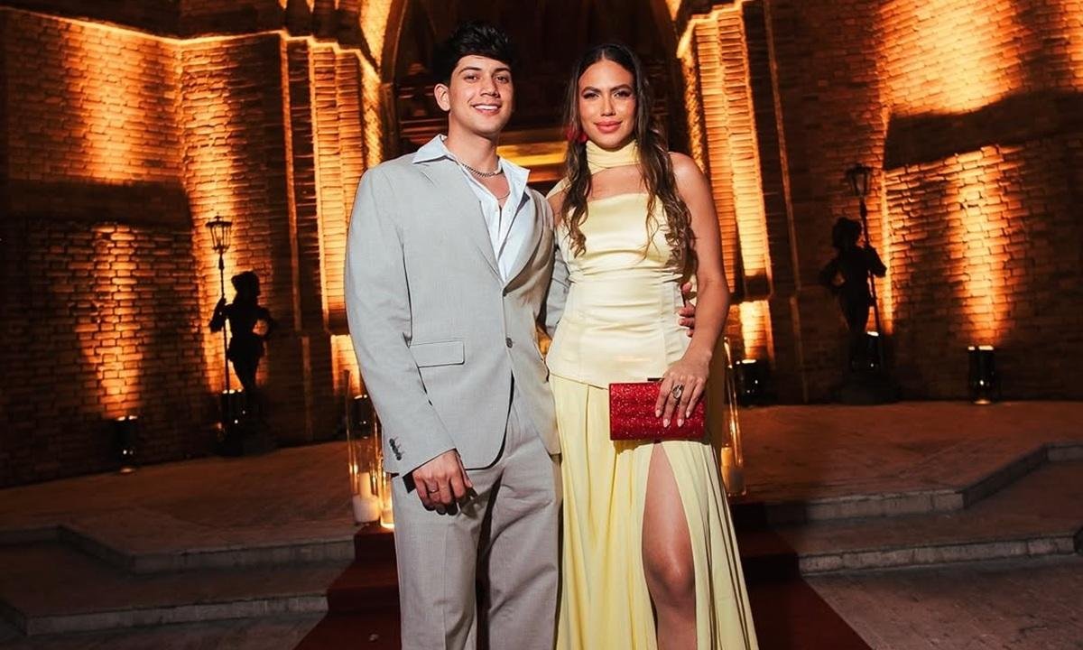 Cantor Léo Foguete pede namorada em casamento: "Meu sonho realizado"