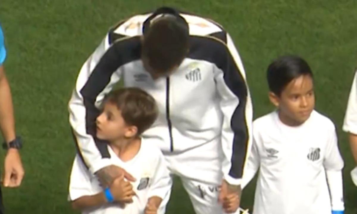 Atitude de Neymar com criança em jogo chama atenção da web