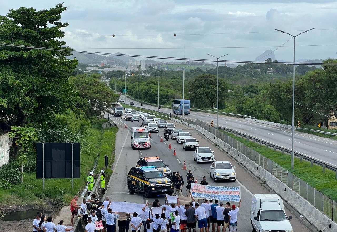Manifestação contra morte de homem durante arrastão em São Gonçalo interdita BR-101; vídeo