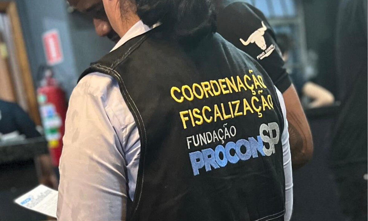 Procon acha preços irregulares e produtos vencidos na Baixada Santista | G1