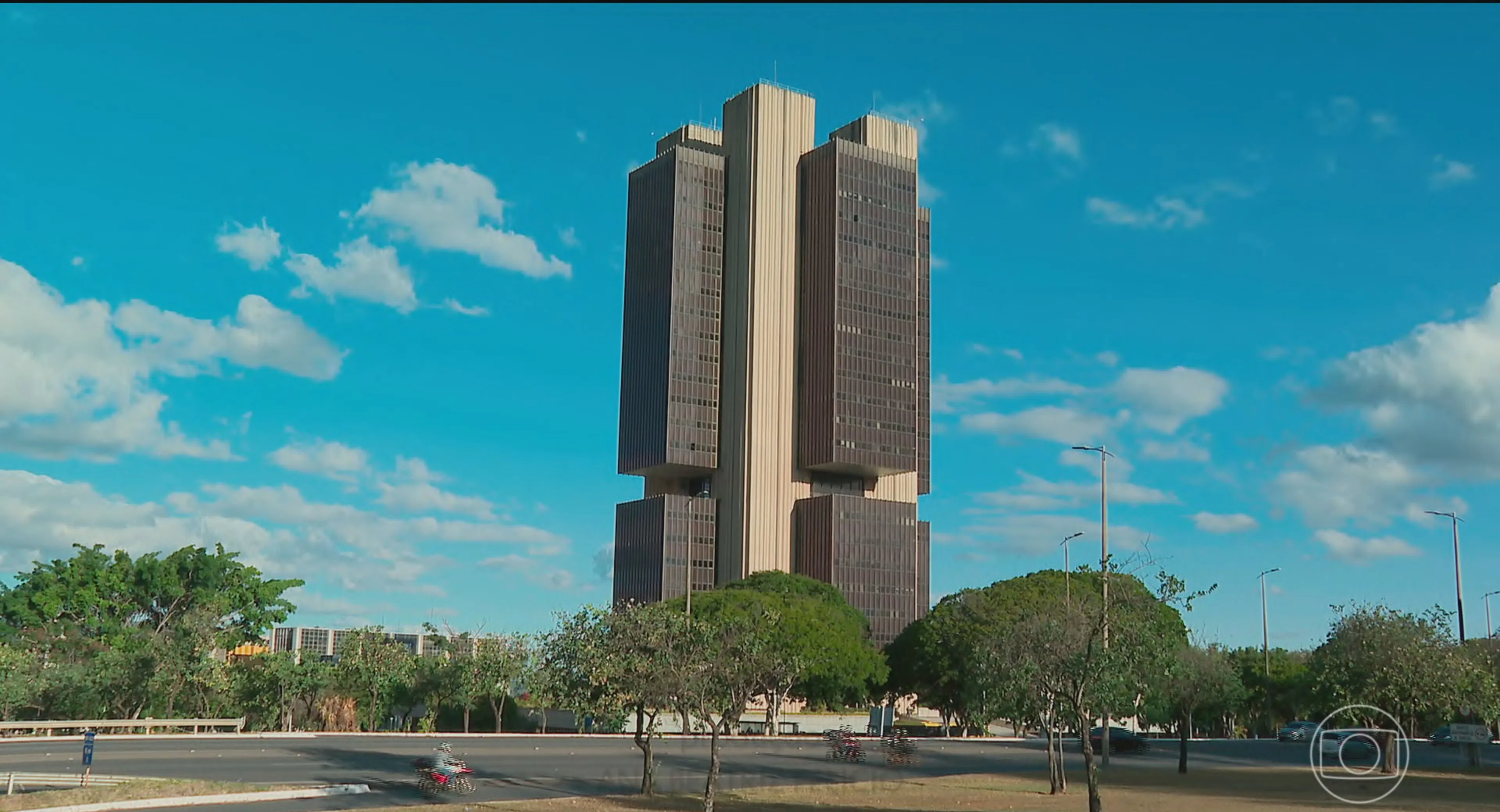 Copom reduz taxa de juros, e o FED mantém