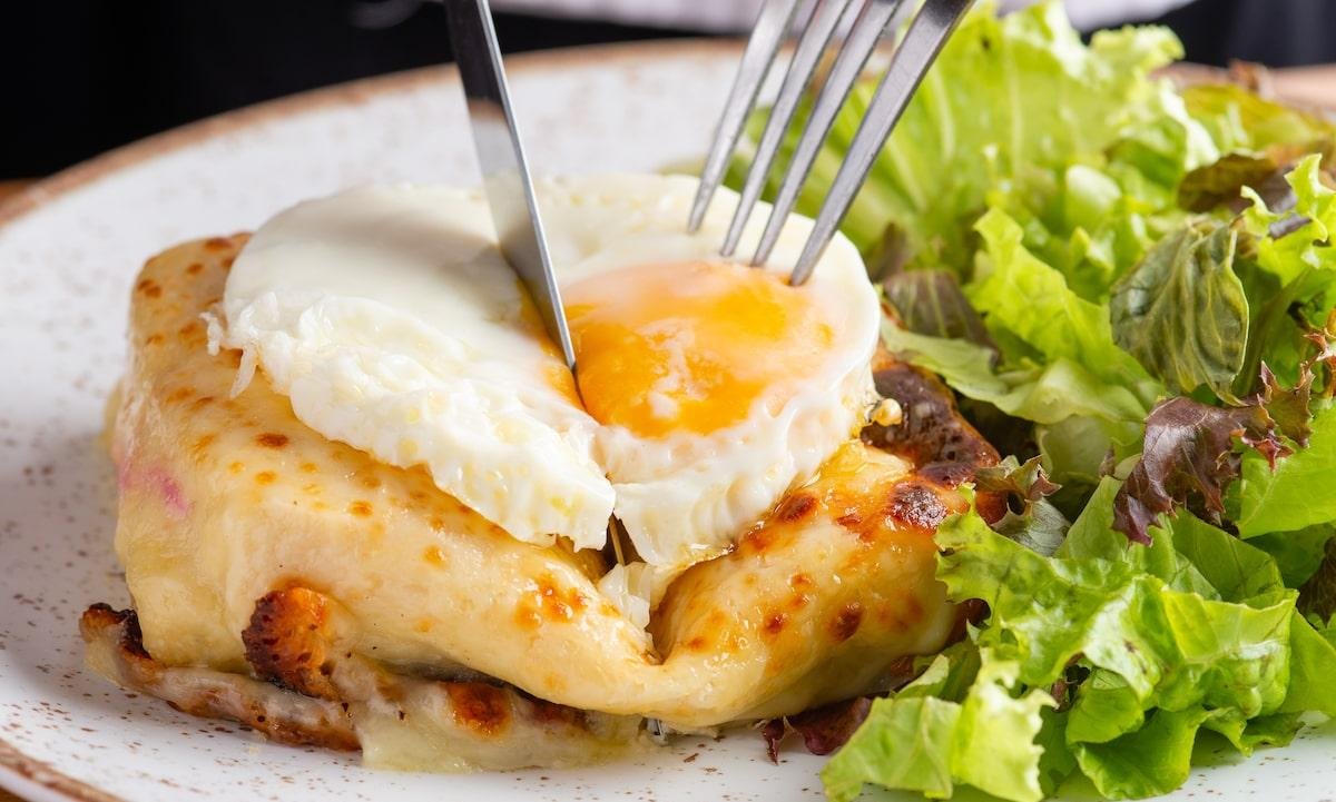 Croque madame: misto quente francês pronto em 20 minutos para um lanche noturno rápido