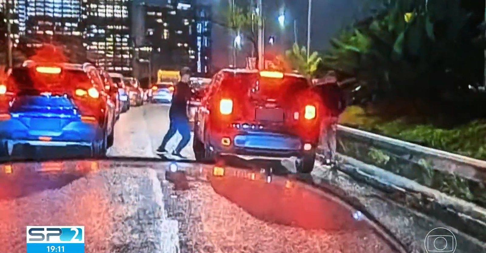 VÍDEO: câmera acoplada em capacete de motociclista flagra roubo com 'quebra-vidro' na Marginal Pinheiros | G1