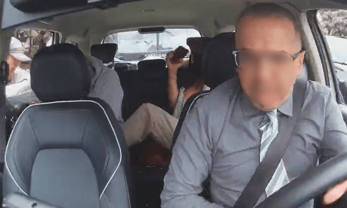 Jovem quebra vidro de carro e tenta roubar celular em avenida de SP