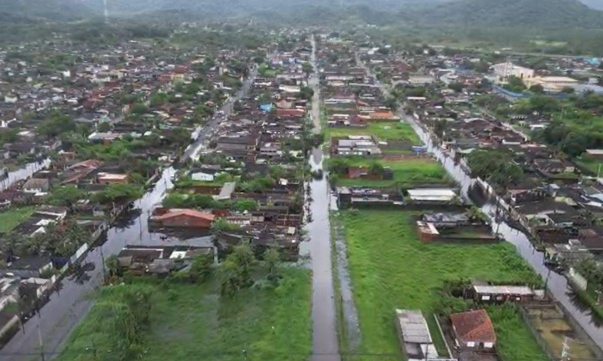 Imagens aéreas mostram Peruíbe debaixo d'água; quase 500 estão desalojados | G1
