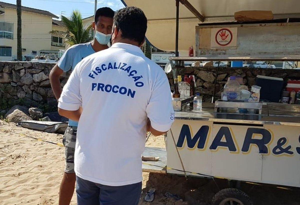 Procon notifica quiosques por ausência de placas na praia do Guarujá | G1