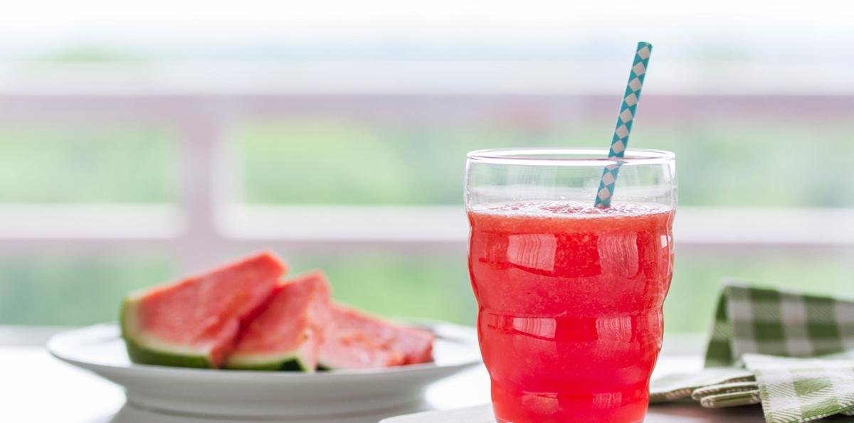 Suco de melancia com vinagre "seca" barriga antes do Carnaval; veja