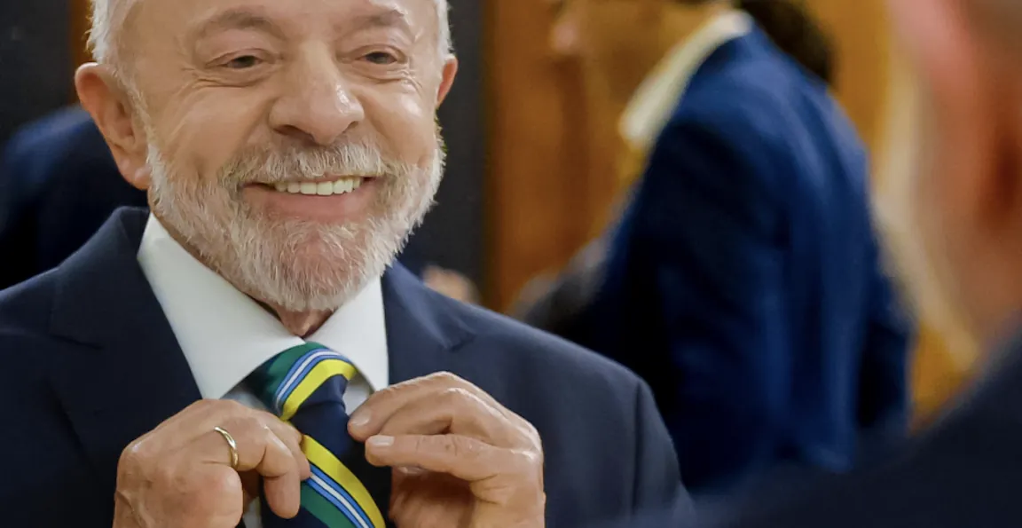 Antes de debate com Flávio, Lula posta foto se preparando
