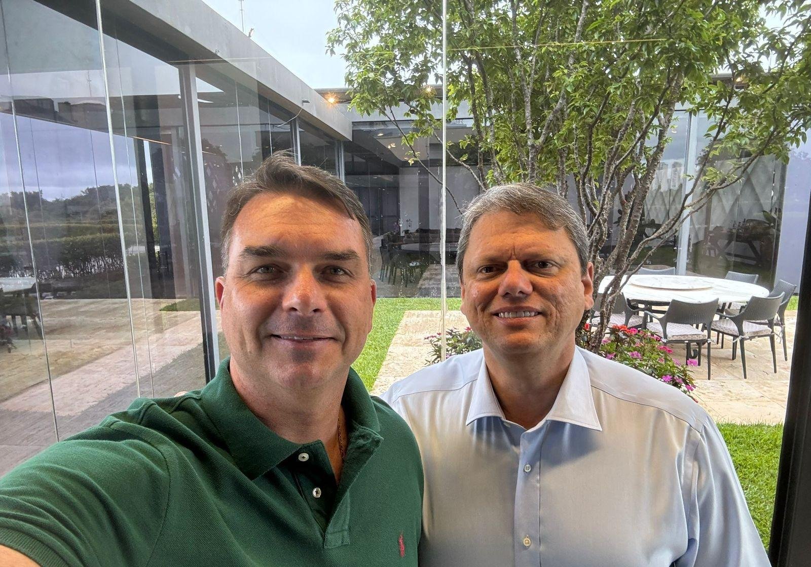 Em meio a ofensiva do PL pela vice, Flávio e Tarcísio se encontram para definir palanques em São Paulo