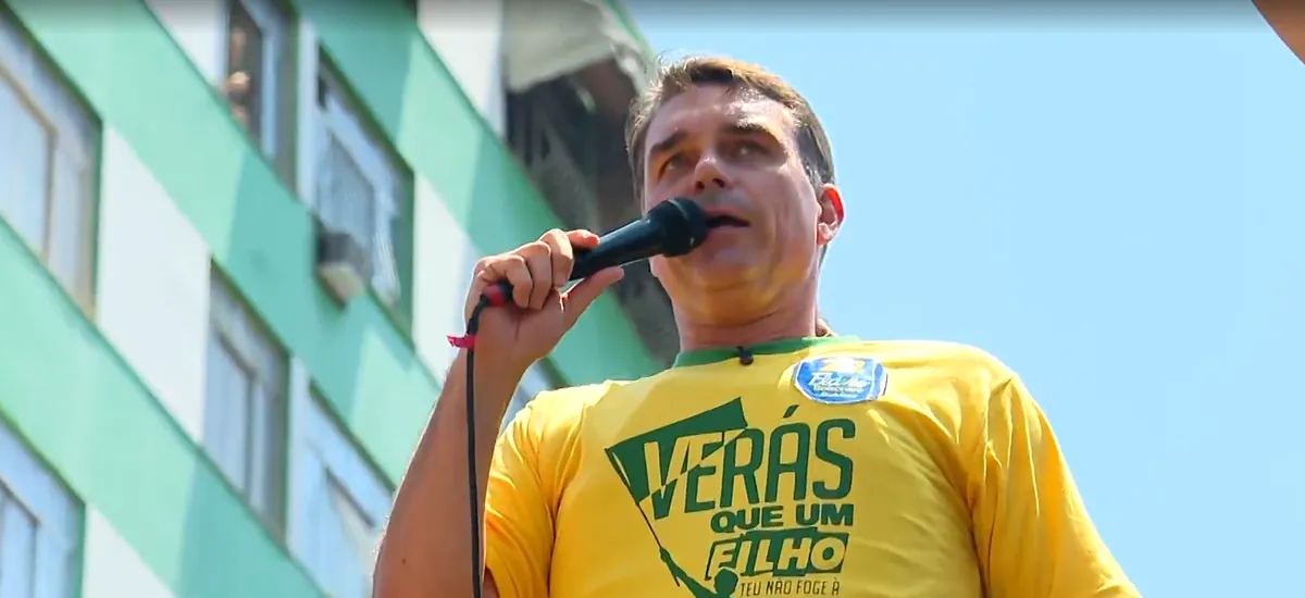 Flávio Bolsonaro faz publicação direcionada aos católicos