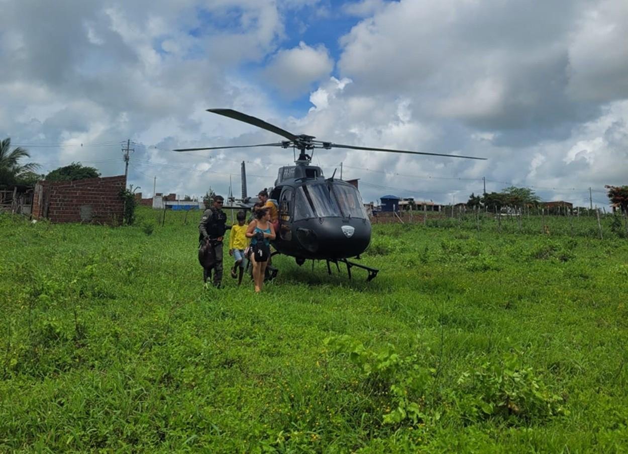 Grupo de 21 pessoas é resgatado de helicóptero após ficar ilhado no RN | G1